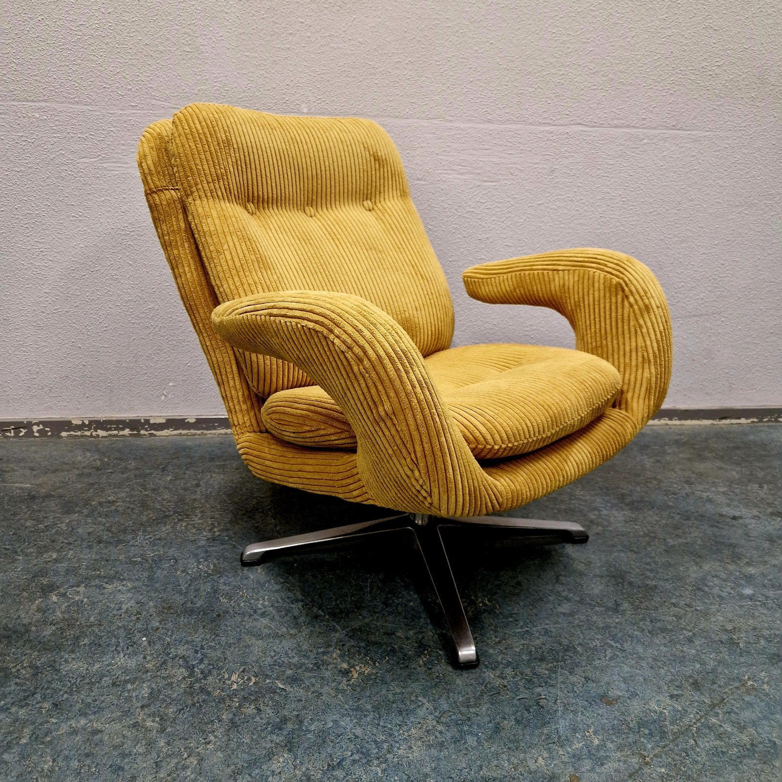 Foto 9 van vintage draaifauteuil Romefa nieuw bekleed jaren 60 ribstof