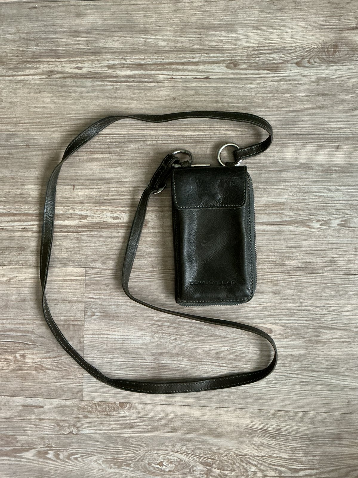Cowboysbag phone purse, donkergroen leren tasje, Sieraden, Tassen en Uiterlijk, Tassen | Schoudertassen, Overige merken, Ophalen of Verzenden