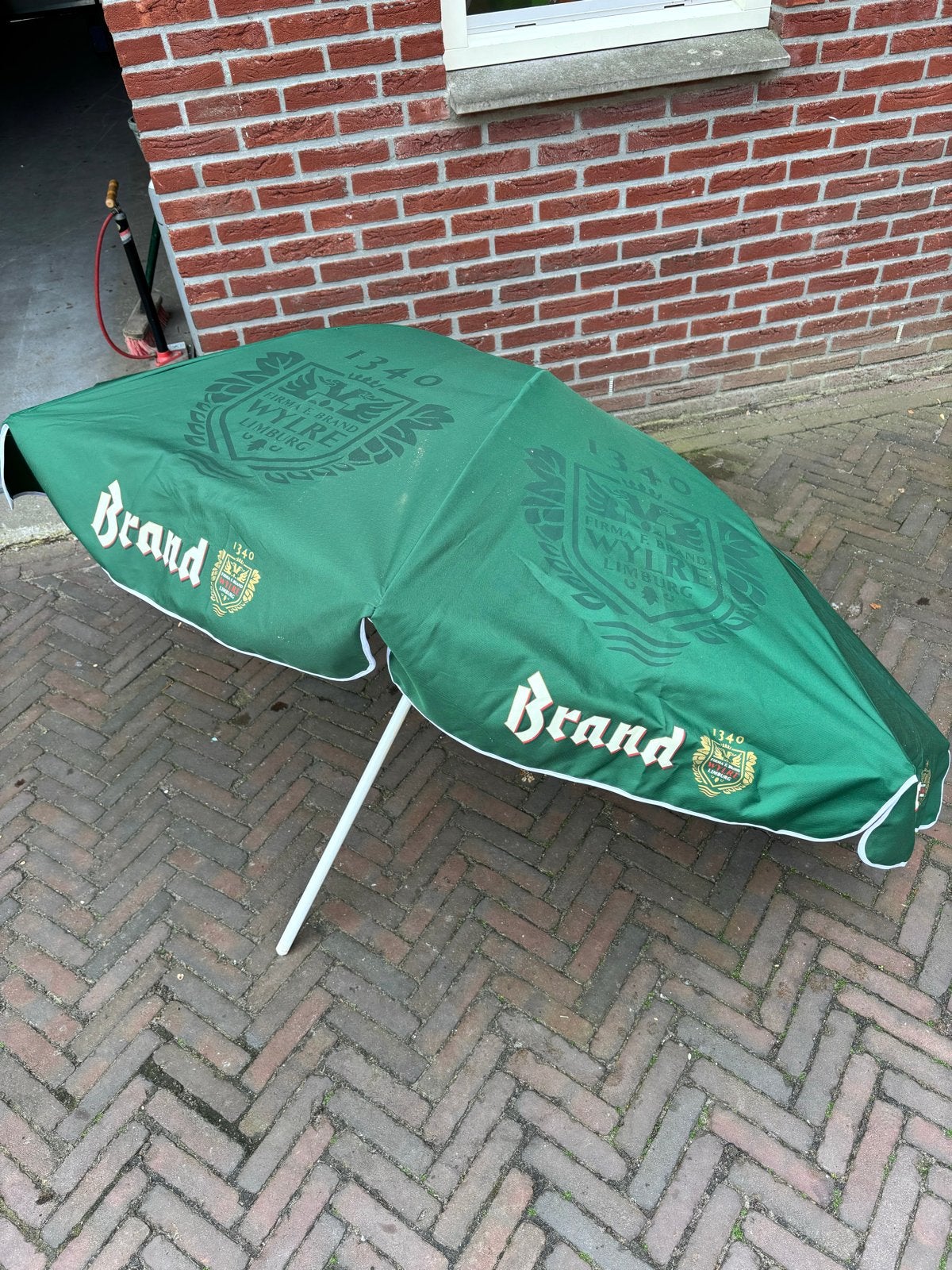 Brand bier parasol - 150 cm doorsnede, Ophalen of Verzenden, Gebruikt, 1 tot 2 meter, Stokparasol