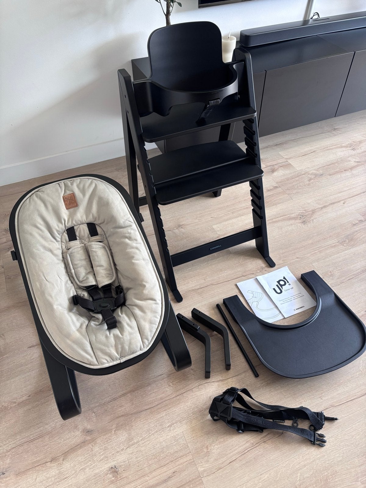 Kidsmill meegroeistoel zwart met wipstoel en accessoires, Ophalen, Gebruikt, Meegroeistoel, Afneembaar eetblad