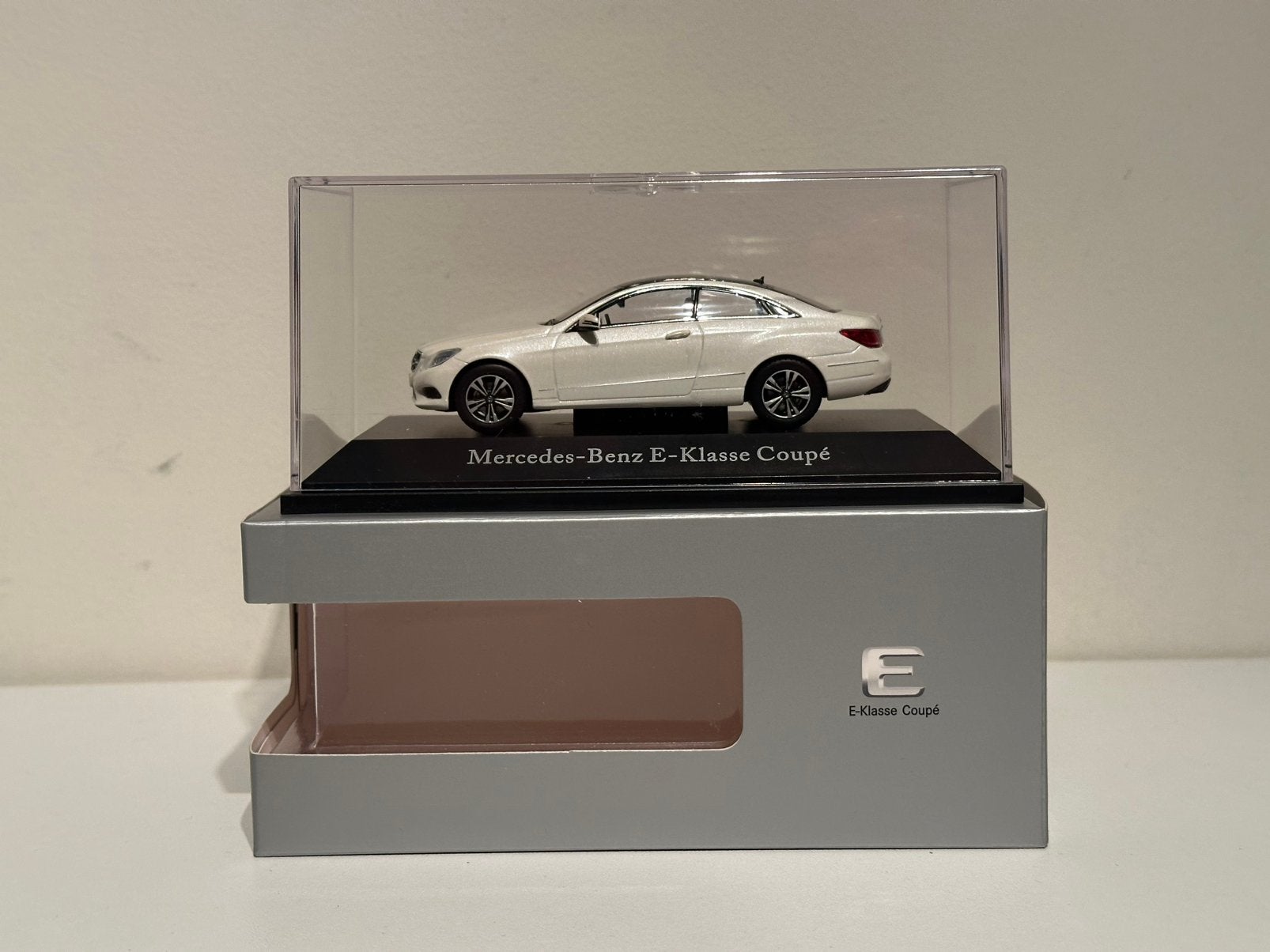 Mercedes-Benz E-klasse Facelift Coupe | Kyosho | schaal 1:43, Hobby en Vrije tijd, Modelauto's | 1:43, Zo goed als nieuw, Auto