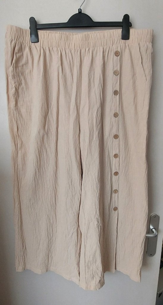 Lichtbeige culotte broek met knoopdetails, maat 5xl, Kleding | Dames, Broeken en Pantalons, Beige, Maat 46/48 (XL) of groter, Ophalen of Verzenden
