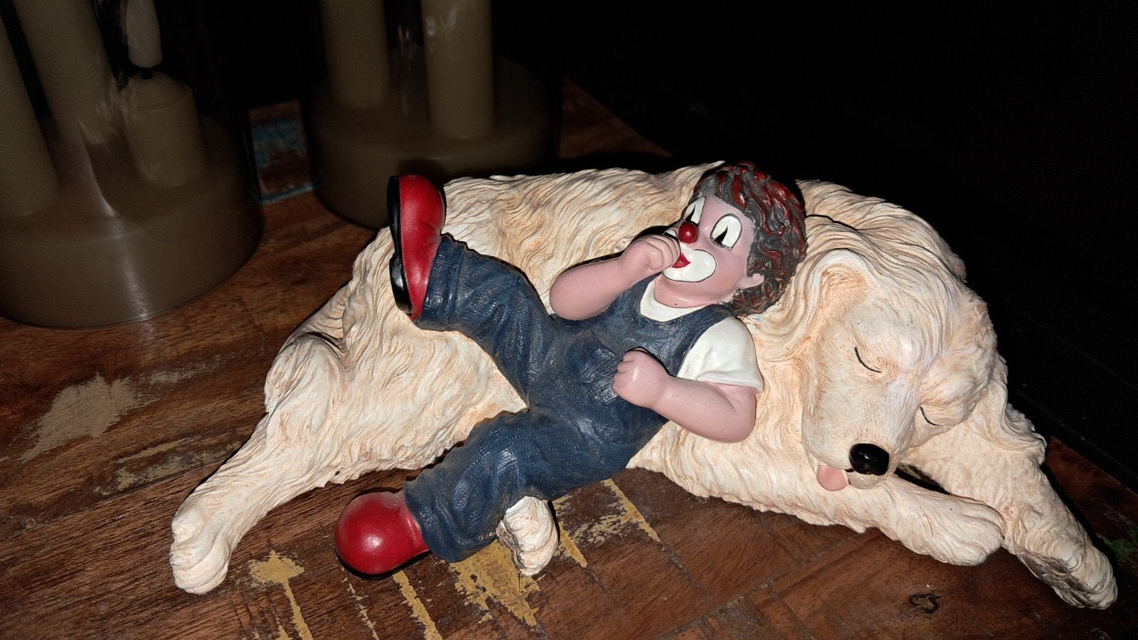 Beeldje: Clown op slapende hond - gilde clowns, Ophalen of Verzenden, Gebruikt