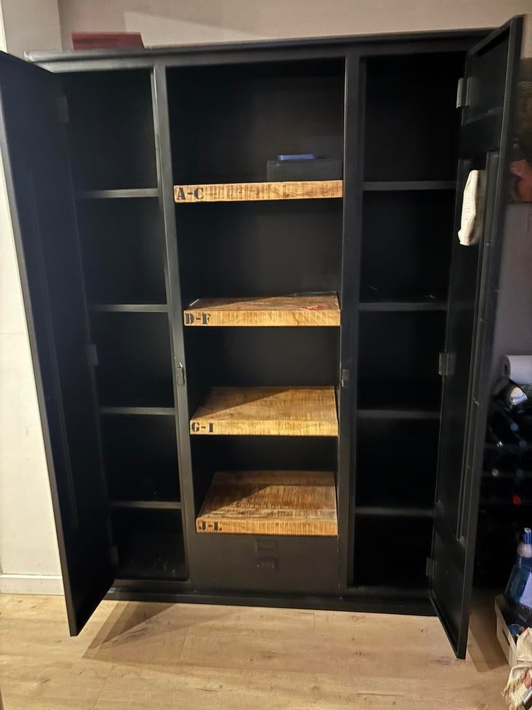 Industriële metalen lockerkast grijs met mangohouten planken, Huis en Inrichting, Kasten | Roldeurkasten en Archiefkasten, Ophalen