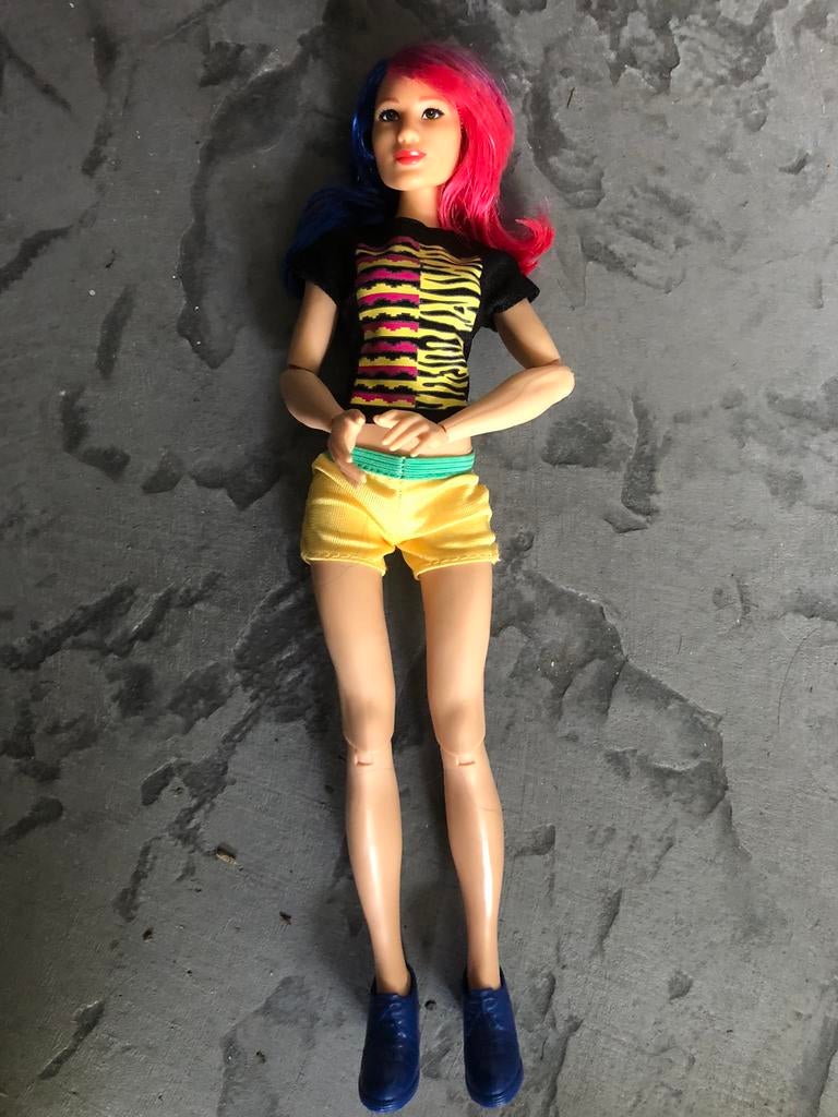 Hippe aparte  barbie blauw rood haar mattel. Rock/ gothic, Ophalen, Zo goed als nieuw, Fashion Doll