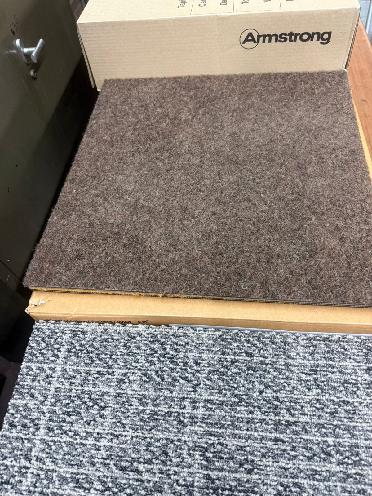 60.  M2 240 stuks bruine tapijt tegels zgan, Ophalen, Zo goed als nieuw, 75 m² of meer, Tapijttegels