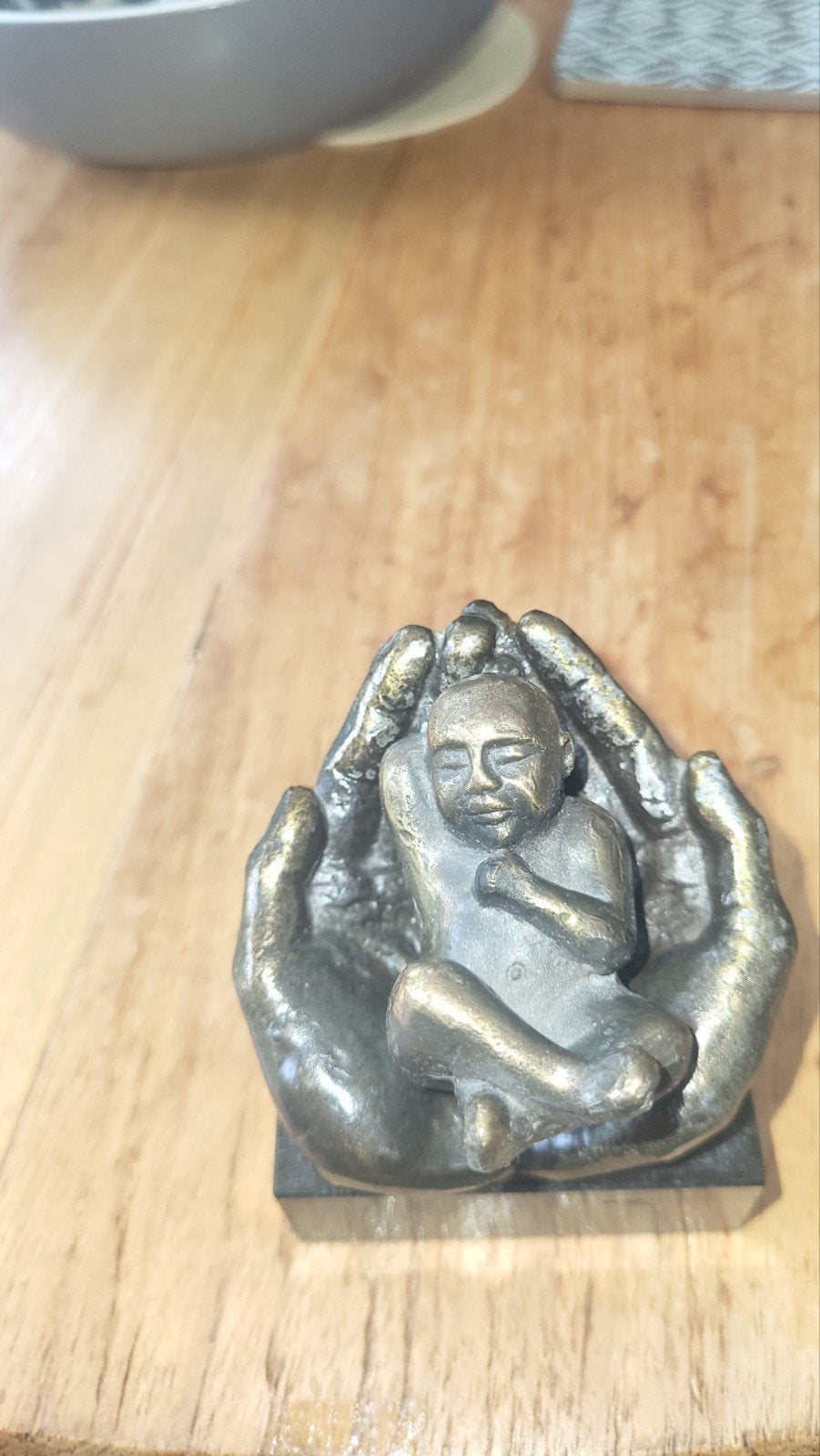Bronzen Beeldje: Baby in Handen op Sokkel - Artihove, Overige onderwerpen, Minder dan 20 cm, Ophalen of Verzenden, Brons