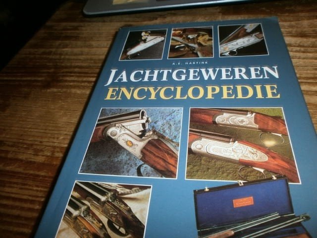 jachtgeweren encyclopedie 100den geweren 600 afb en info, Ophalen of Verzenden, Zo goed als nieuw, Overige onderwerpen