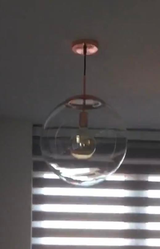 Moderne hanglamp met koperen details en glazen bol, Ophalen, Zo goed als nieuw, Glas, Minder dan 50 cm