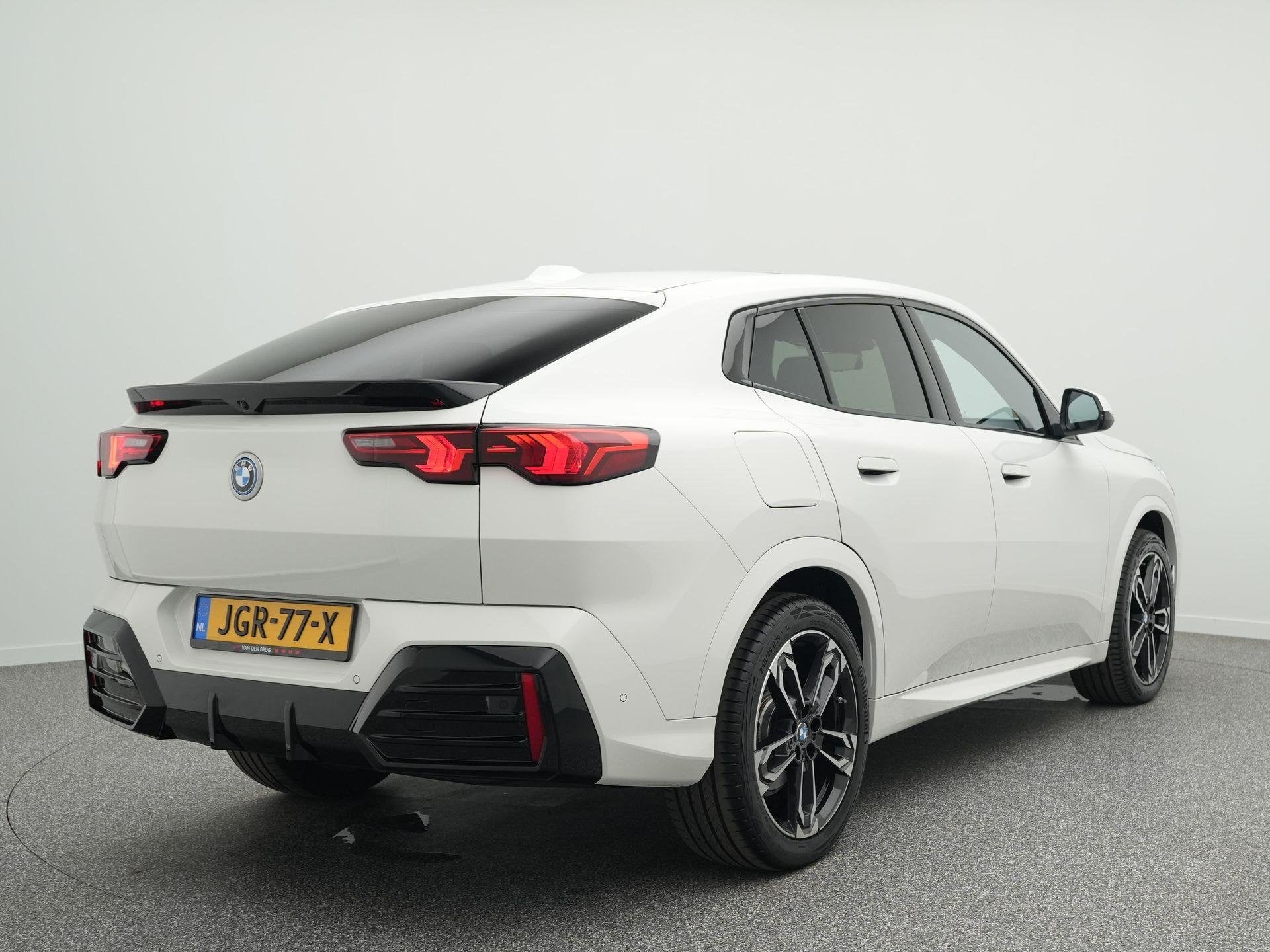 BMW iX2 eDrive20 M Sport | 67 kWh | Camera | 21'' Lichtmetaa, Auto's, Wit, 204 pk, SUV of Terreinwagen, Te koop