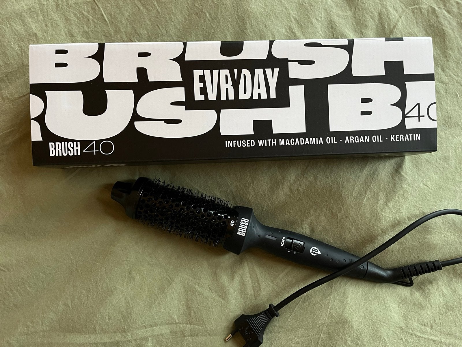 EVR'DAY BRUSH 40 - Haarborstel met ionische technologie, Ophalen of Verzenden, Zo goed als nieuw, Haarverzorging