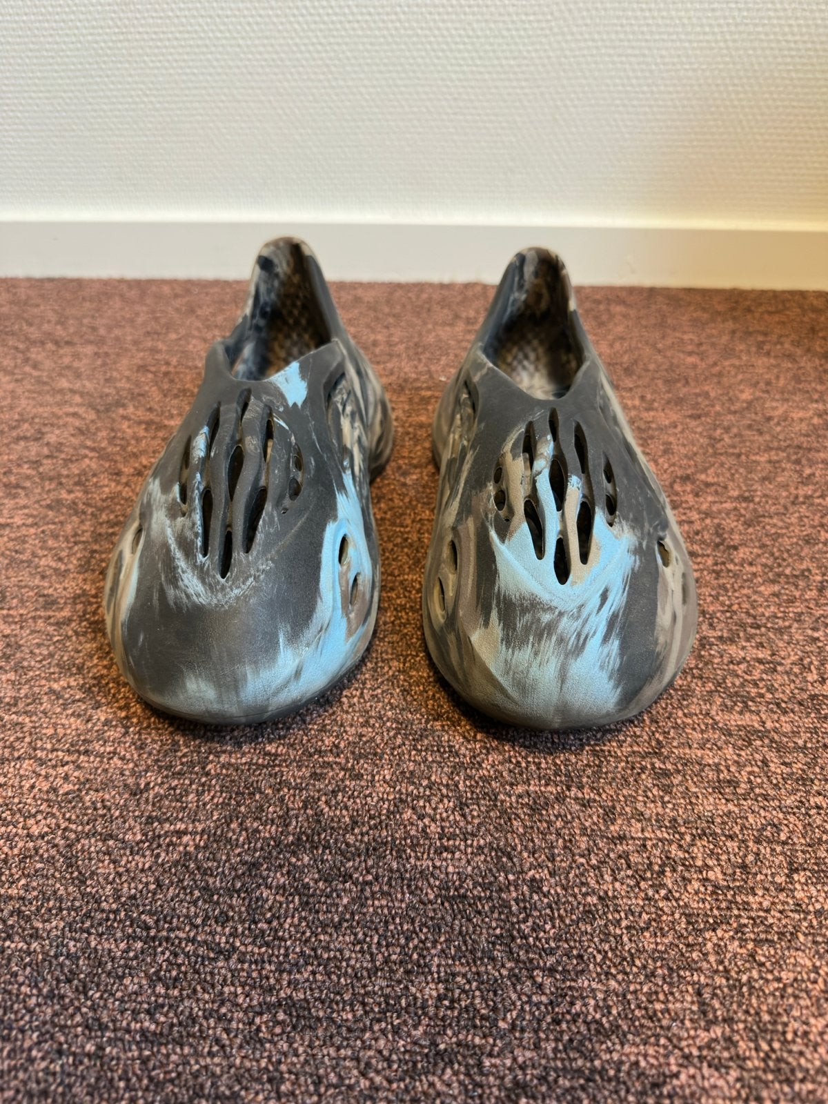 Yeezy Foam Runner 'MX Carbon' - Maat 43, Slippers, Overige kleuren, Ophalen of Verzenden, Gedragen