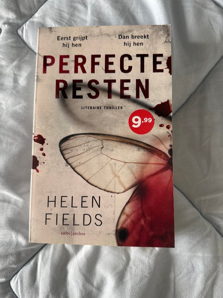 Perfecte resten – Helen Fields, Boeken, Helen Fields, Ophalen of Verzenden, Zo goed als nieuw, Nederland
