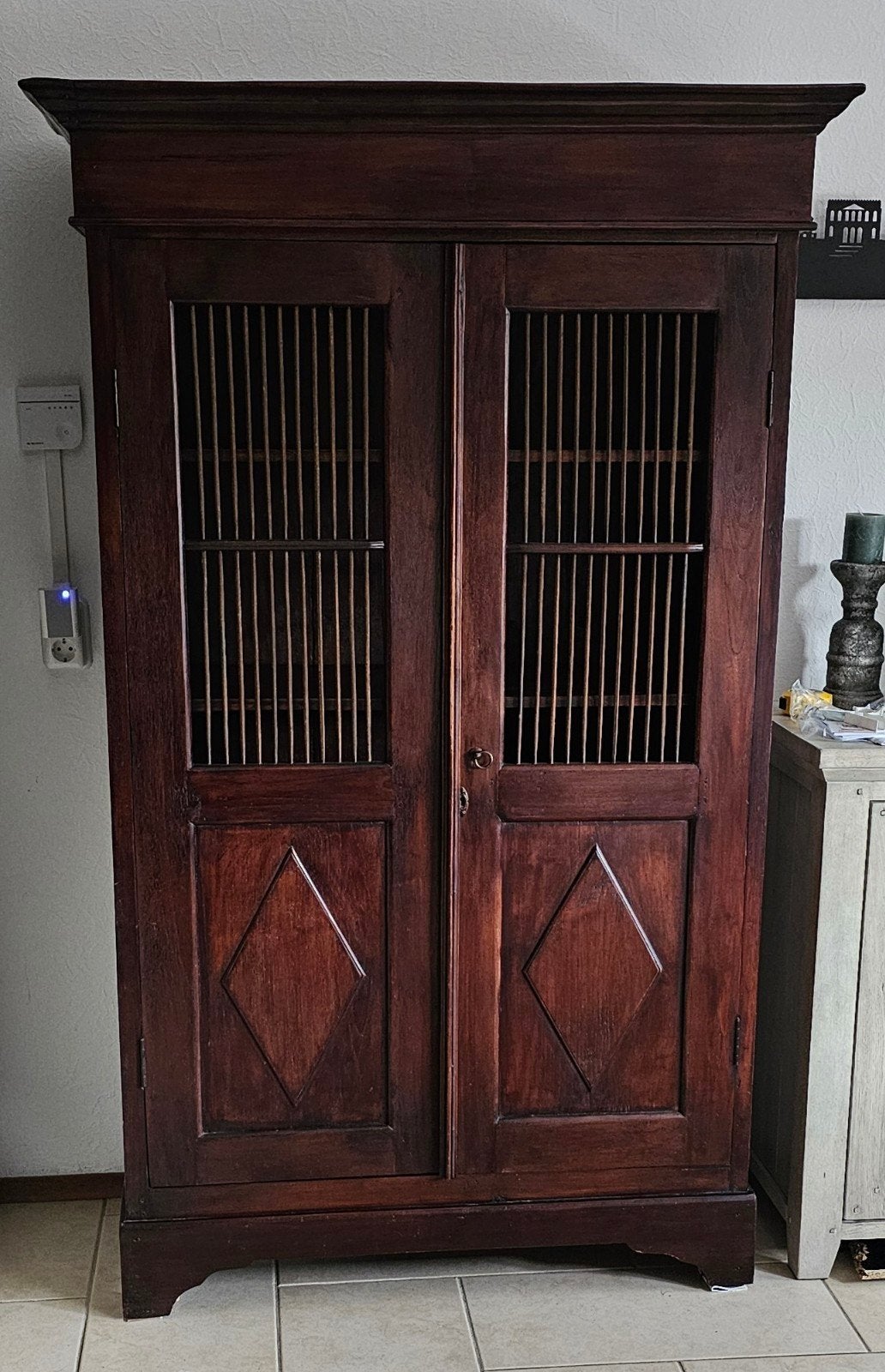 Teakhouten koloniale kast, Ophalen
