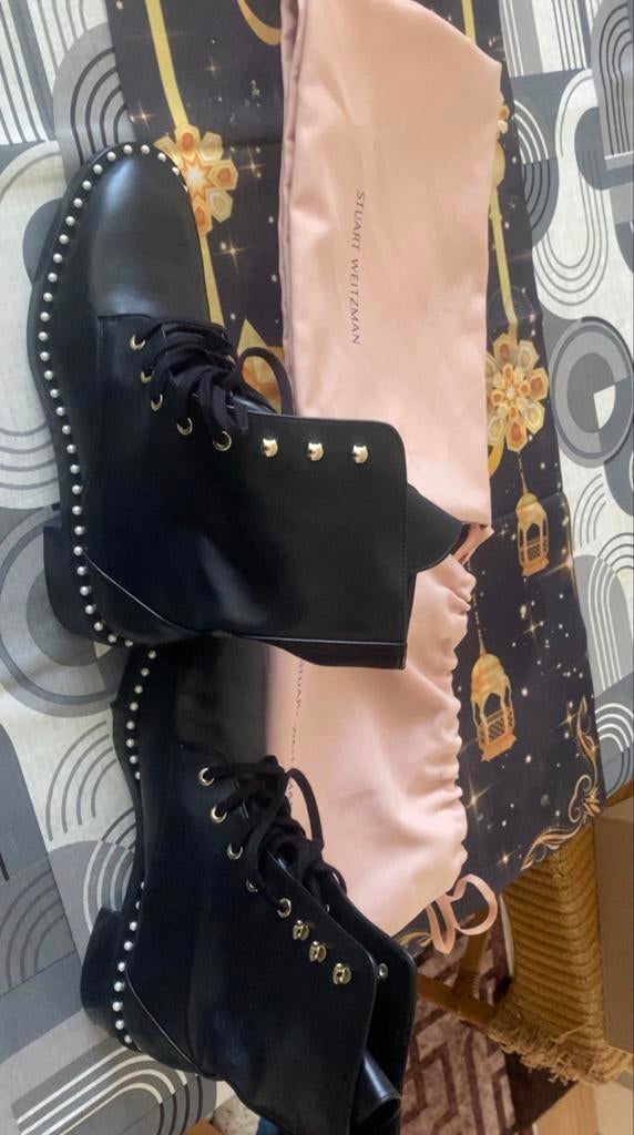 Stuart Weitzman zwarte leren laarzen met studs, Kleding | Dames, Schoenen, Zwart, Lage of Enkellaarzen, Ophalen of Verzenden, Zo goed als nieuw
