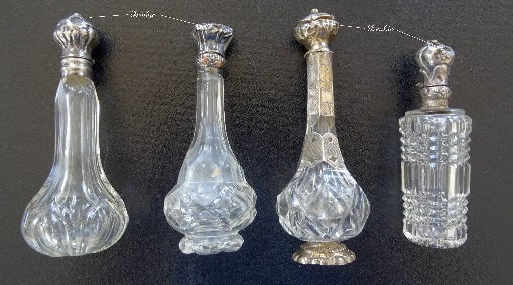 Antieke parfumflesjes met zilveren dop, Ophalen of Verzenden