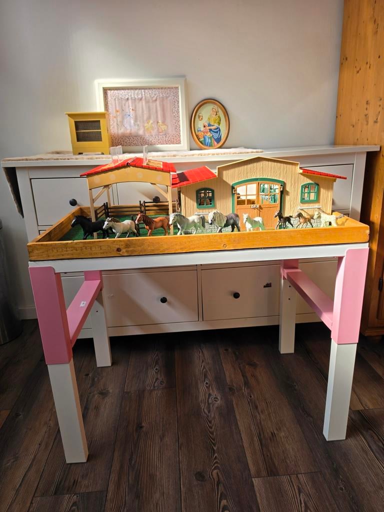 Schleich manege op Ikea PAHL bureau, Huis en Inrichting, Bureaus, Ophalen, Gebruikt