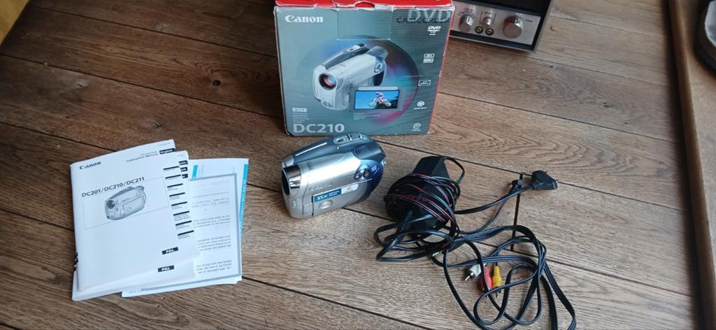Canon mini dvd filmcamera dc210, Mini dv, Canon, 20x of meer, Ophalen of Verzenden