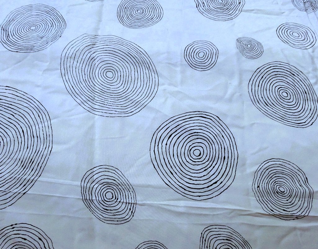 Grote witte lap met zwarte cirkel lijntjes 140 x 300 cm, Gebruikt, Verzenden, 120 cm of meer, Wit