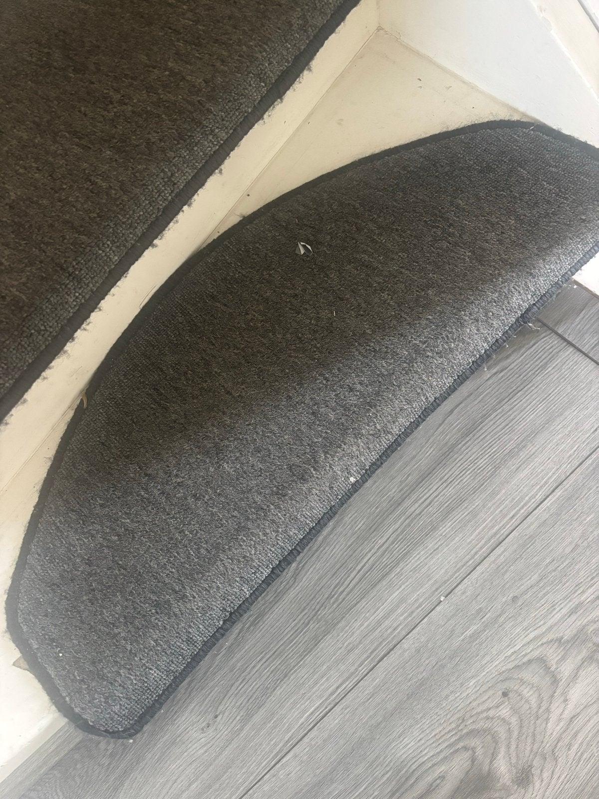 15x Antracietgrijze Halfronde Trapmatten, Gebruikt, 50 tot 100 cm, Ophalen of Verzenden, Grijs