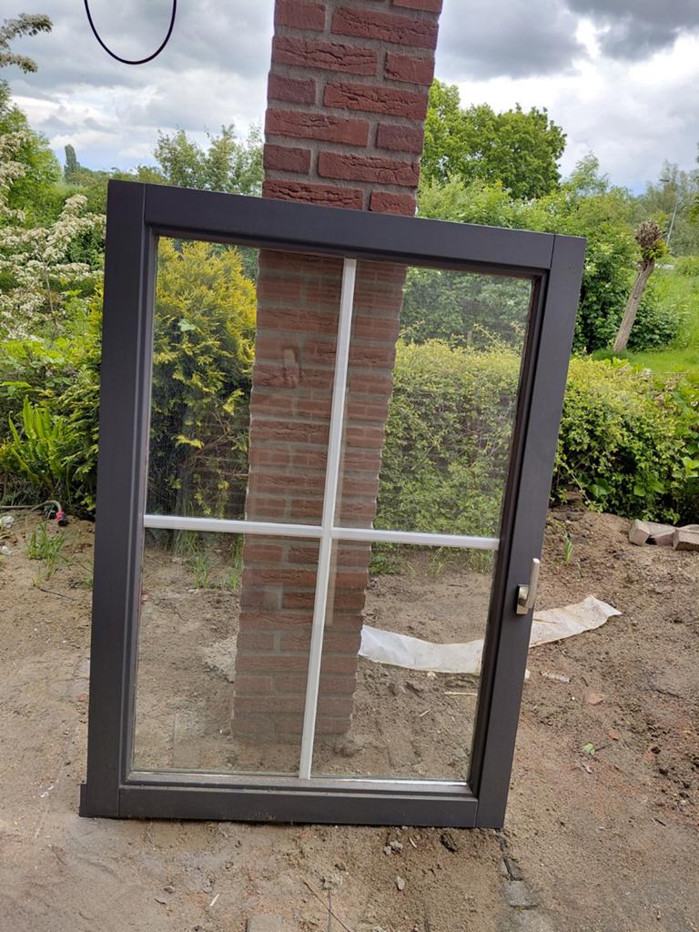 Houten kozijn met dubbel glas, Ophalen