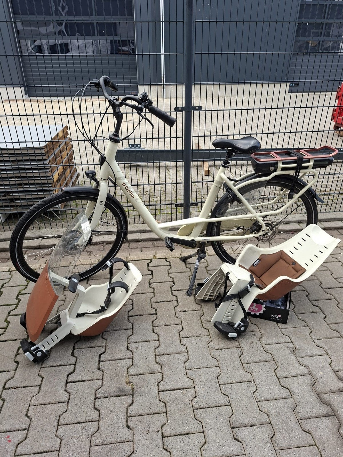 Stella Fiore elektrische fiets met Bobike kinderzitjes, Gebruikt, 47 tot 51 cm, 50 km per accu of meer, Ophalen