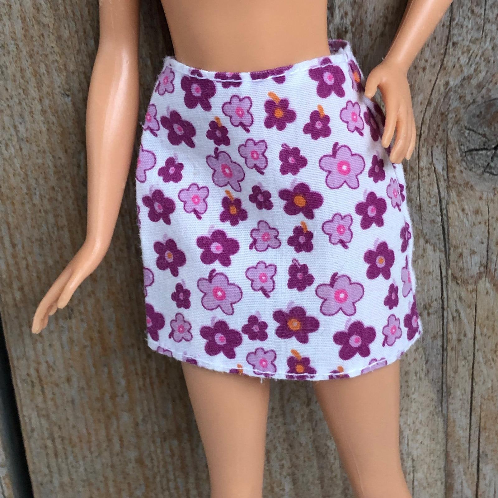 Wit met paarse bloemen rok voor Barbie, Ophalen of Verzenden, Zo goed als nieuw, Barbie
