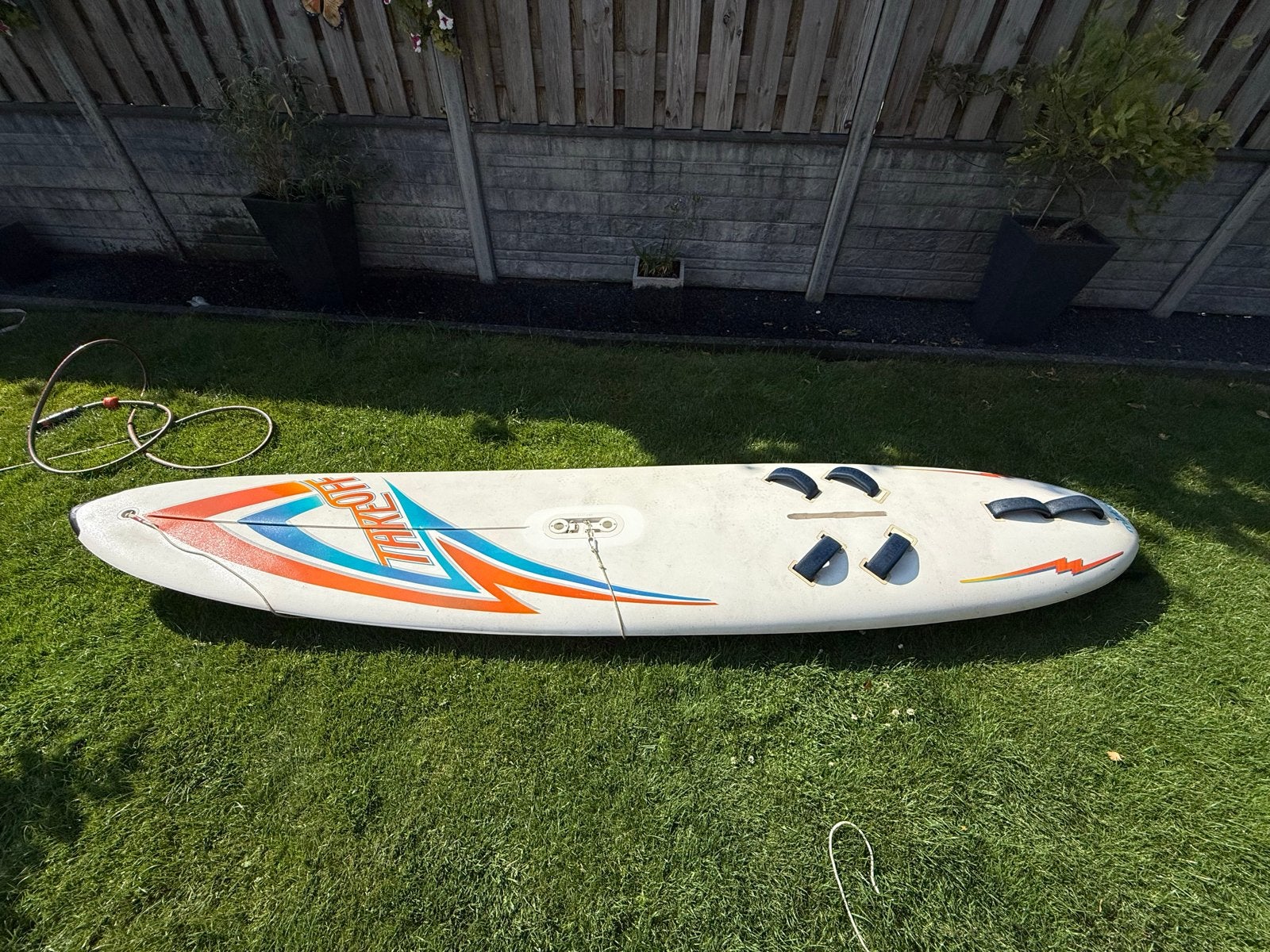 Mistral surfplank;: Plank, Zeil (5.7m²), Giek, Mast, Vin, Ophalen, Gebruikt, 5 tot 6.5 m², Met vin(nen)