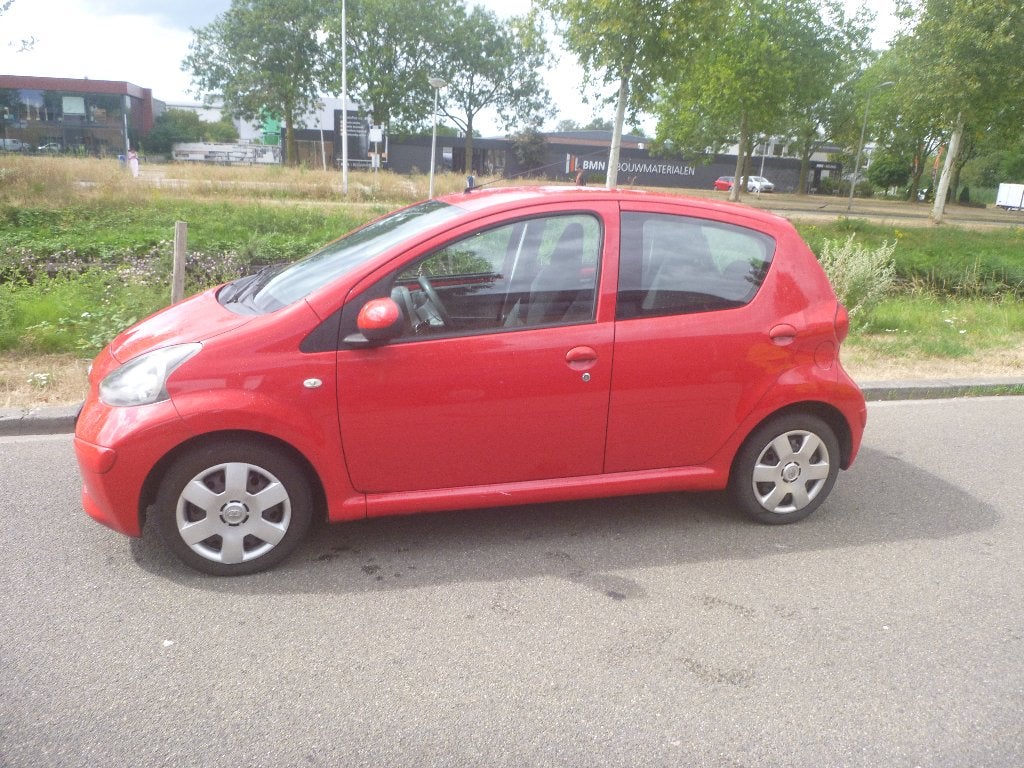 Toyota Aygo 1.0 12V Vvt-i 5DRS 2009 Rood, Auto's, Voorwielaandrijving, Euro 5, Stof, Zwart