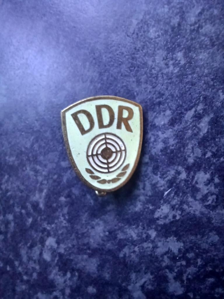 Speldje broche DDR emaille, Verzamelen, Speldjes, Pins en Buttons, Ophalen, Gebruikt, Overige onderwerpen, Speldje of Pin