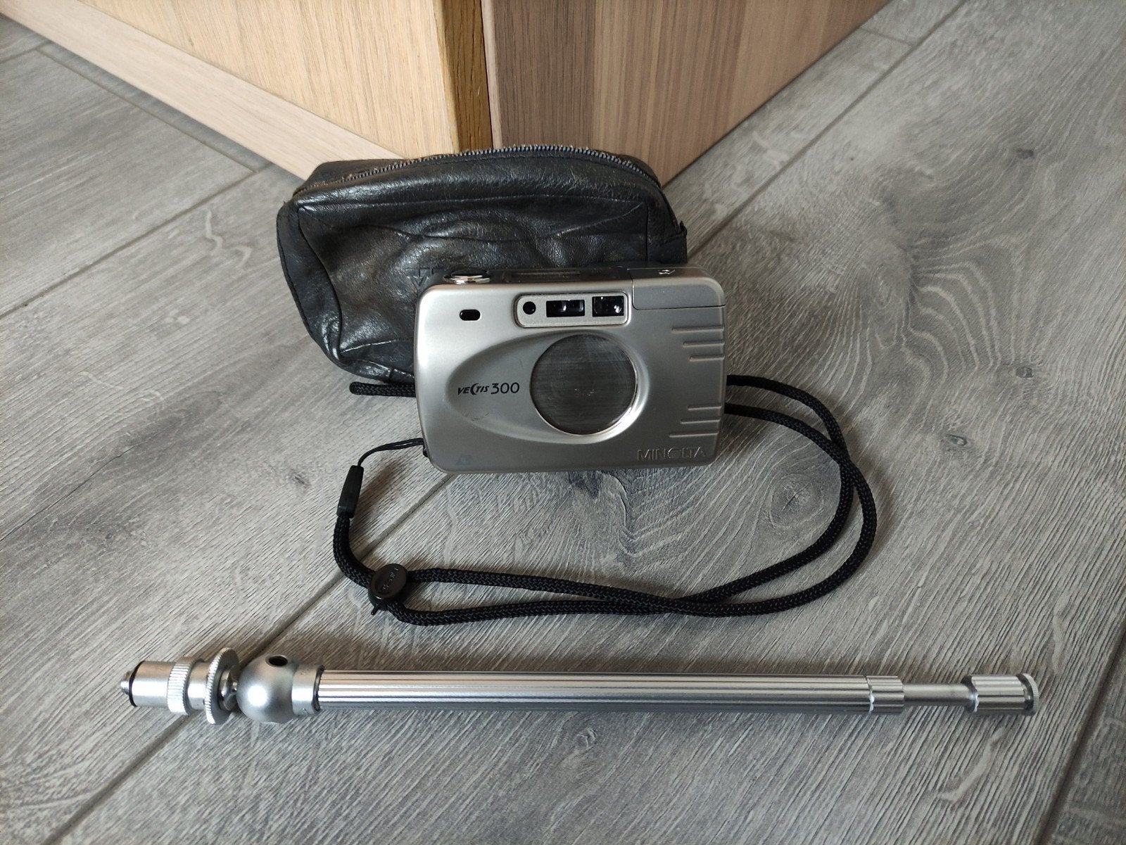 Minolta vectis 300 camera + statief (werkend), Audio, Tv en Foto, Fotocamera's Analoog, Ophalen of Verzenden