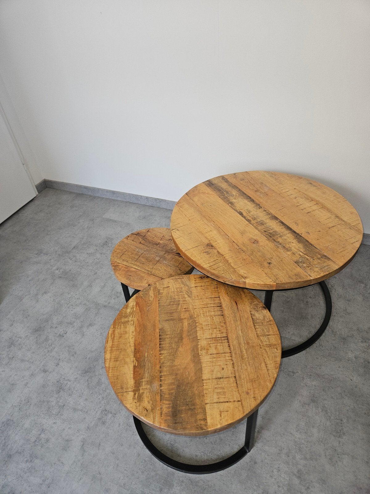 Set van 3 ronde tafeltjes met houte blad en metalen onderste, Ophalen, Minder dan 45 cm, Gebruikt, Rond