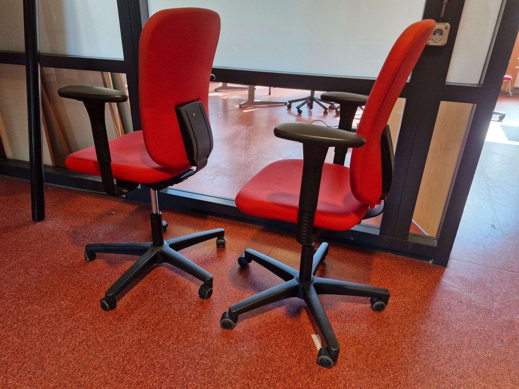 Ahrend 160 bureaustoelen, rood, degelijk, goed verstelbaar, Kofferen 60, 5492 BP Sint-Oedenrode, Ophalen of Verzenden, Zo goed als nieuw