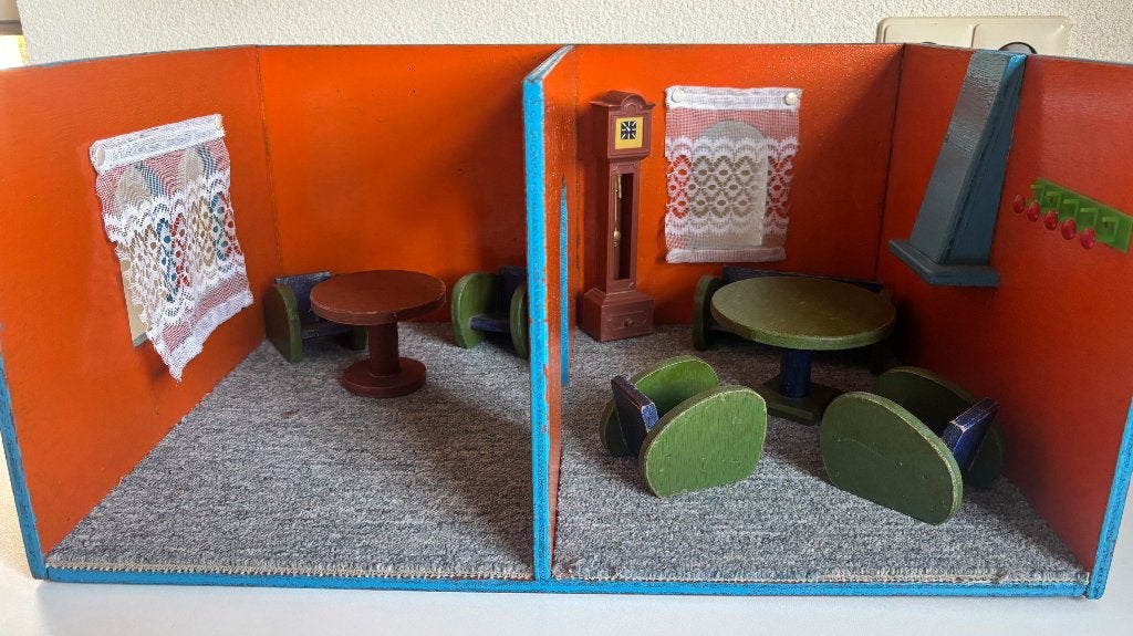 Eenvoudig poppenhuis met houten meubeltjes, Ophalen, Gebruikt, Meubelstuk of Keukentje
