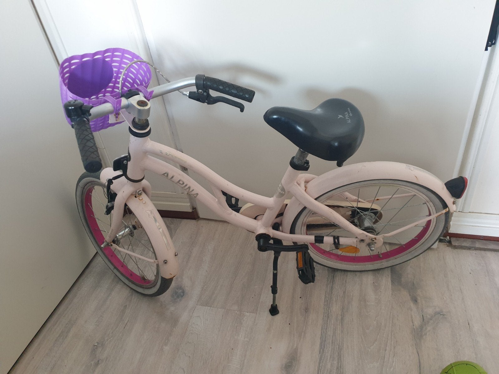 Gebruikte stevige 18 inch Alpina meisjesfiets met mandje., Fietsen en Brommers, Fietsen | Kinderfietsjes, Ophalen, Gebruikt, 16 tot 20 inch