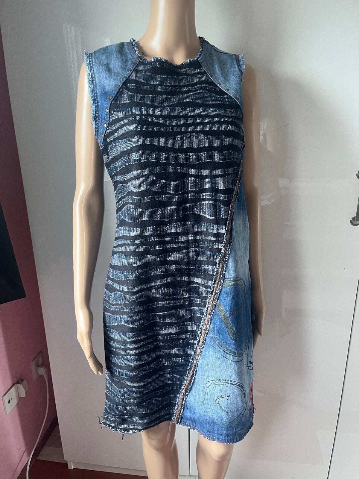 Desigual spijkerjurk met print en franjes - M, Kleding | Dames, Jurken, Maat 38/40 (M), Blauw, Ophalen of Verzenden, Zo goed als nieuw