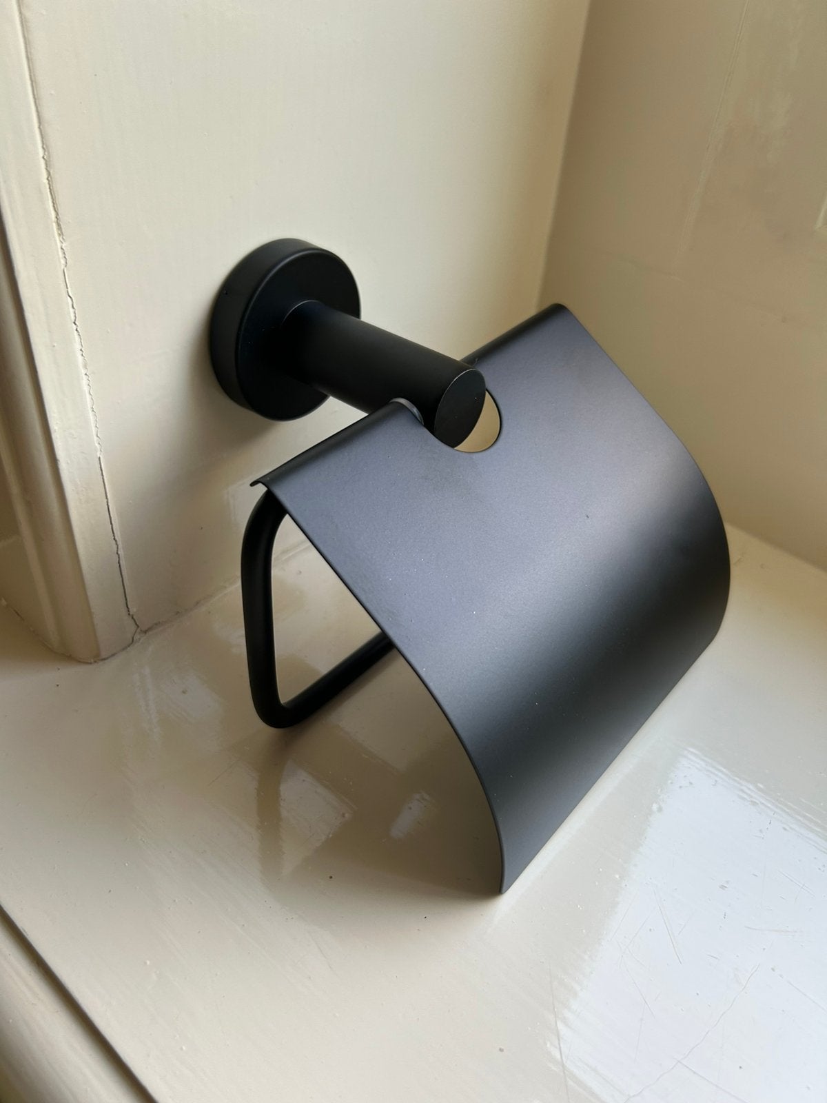 Zwarte toiletrolhouder met klep NIEUW, Huis en Inrichting, Badkamer | Badtextiel en Accessoires, Ophalen, Nieuw, Zwart