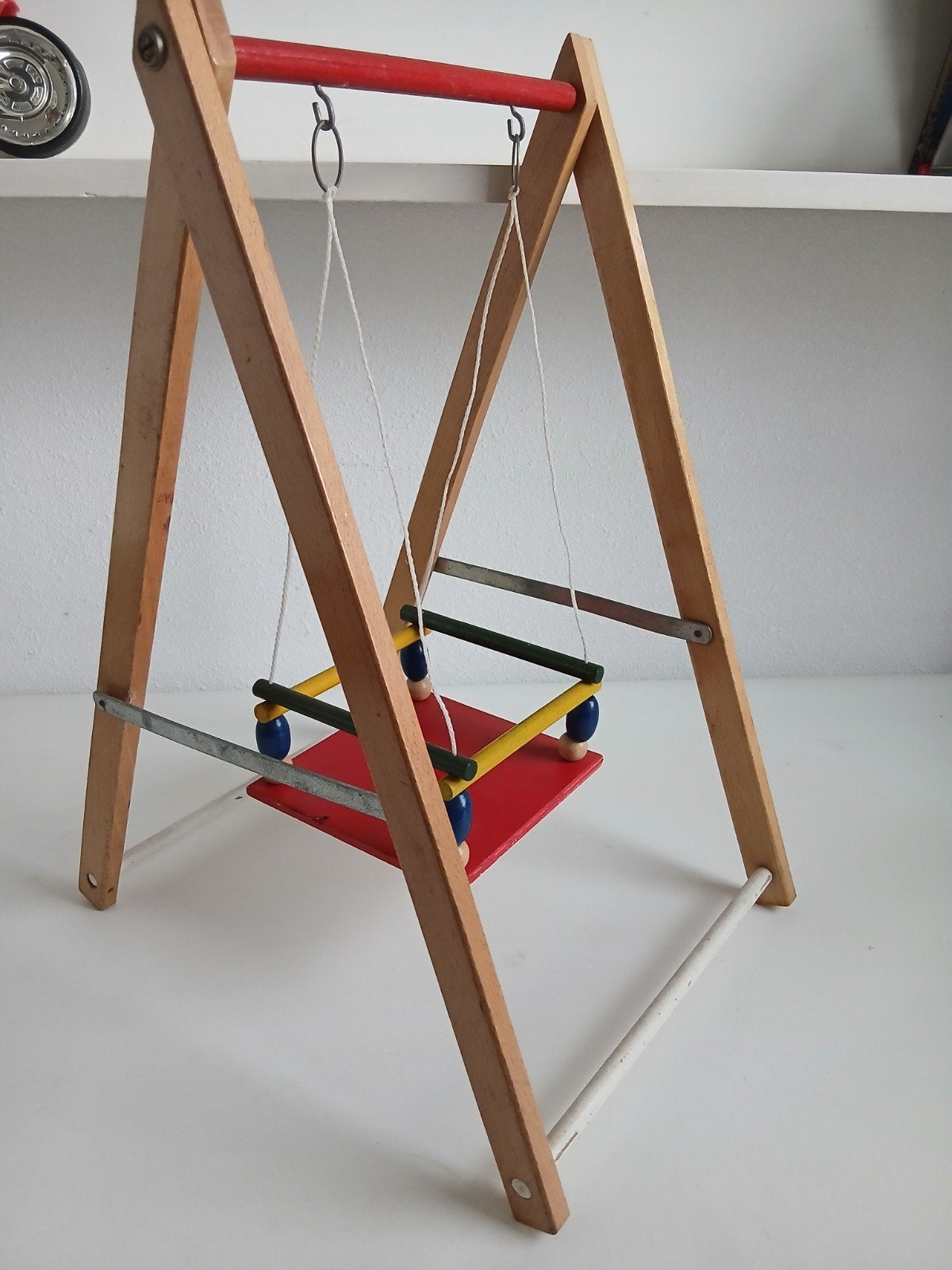 poppenschommel hoogte 40 cm, Verzamelen, Ophalen of Verzenden, Zo goed als nieuw, Pop