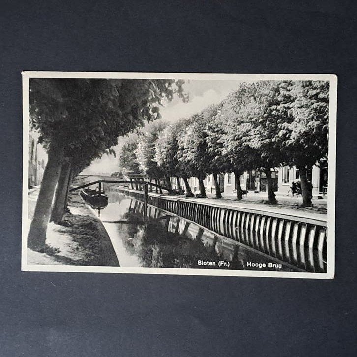 Sloten Friesland Zicht op de Hooge Brug 1934, Ophalen of Verzenden, 1920 tot 1940, Gelopen, Friesland
