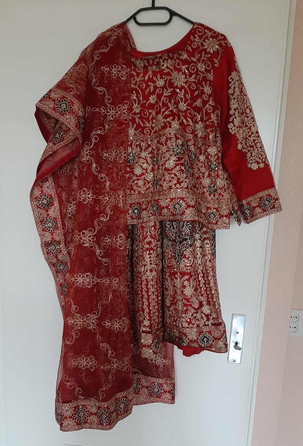 Prachtige Indiase/Pakistaanse lehnga  met borduursel, Ophalen, Zo goed als nieuw, Maat 36 (S), Rood