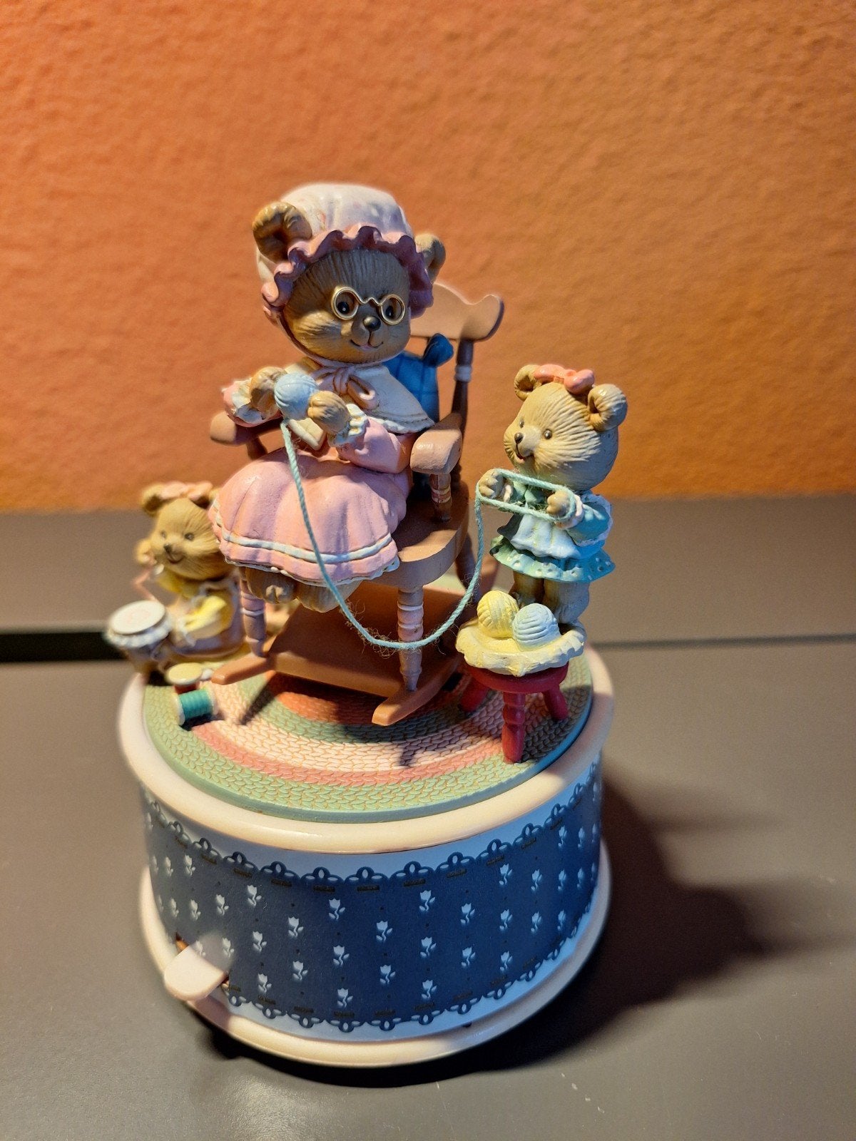 Enesco Muziekdoosje 1994: Grootmoeder met Kleinkinderen, Ophalen of Verzenden, Gebruikt