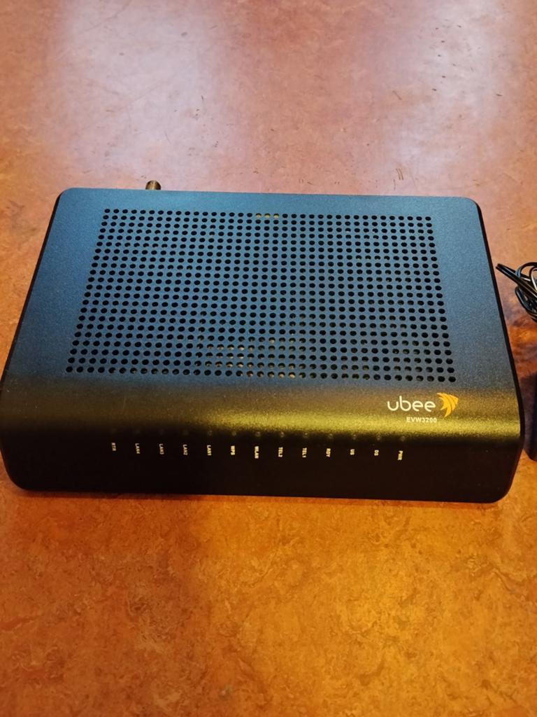 Ubee EVW3226 Router met modem, Computers en Software, Routers en Modems, Ophalen of Verzenden