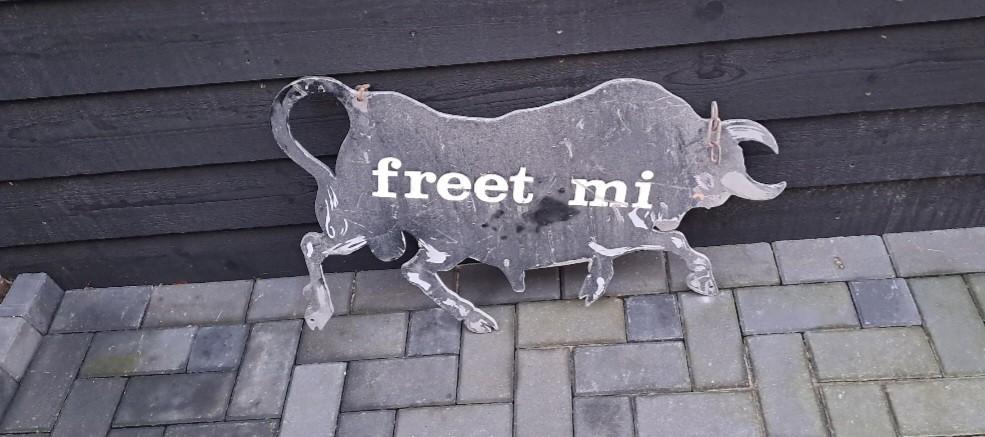 Grote gietijzeren (red) bull, Ophalen, Zo goed als nieuw