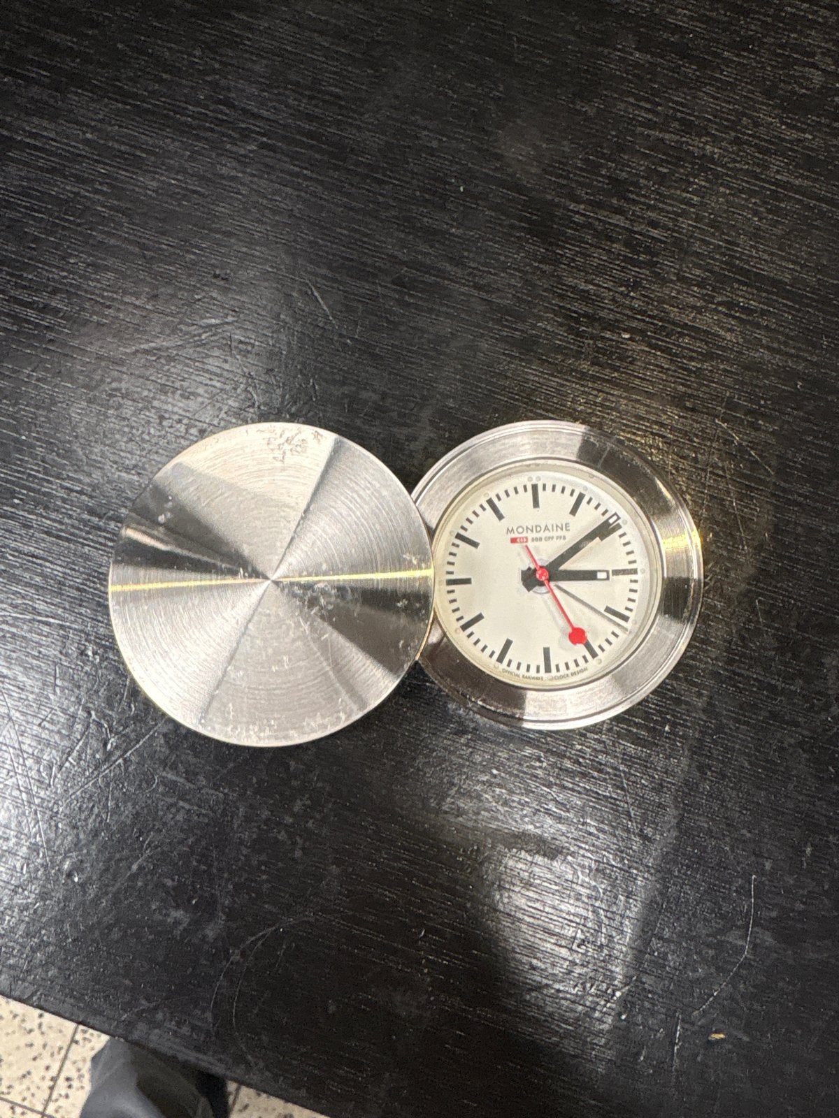 Mondaine Reiswekker - Zwitsers design, compact en stijlvol, Ophalen, Gebruikt, Analoog, Werkt op batterijen