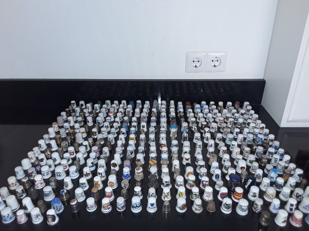 440 Vingerhoedjes en klein kastje, Verzenden, Zo goed als nieuw, Overige materialen, Reliëf