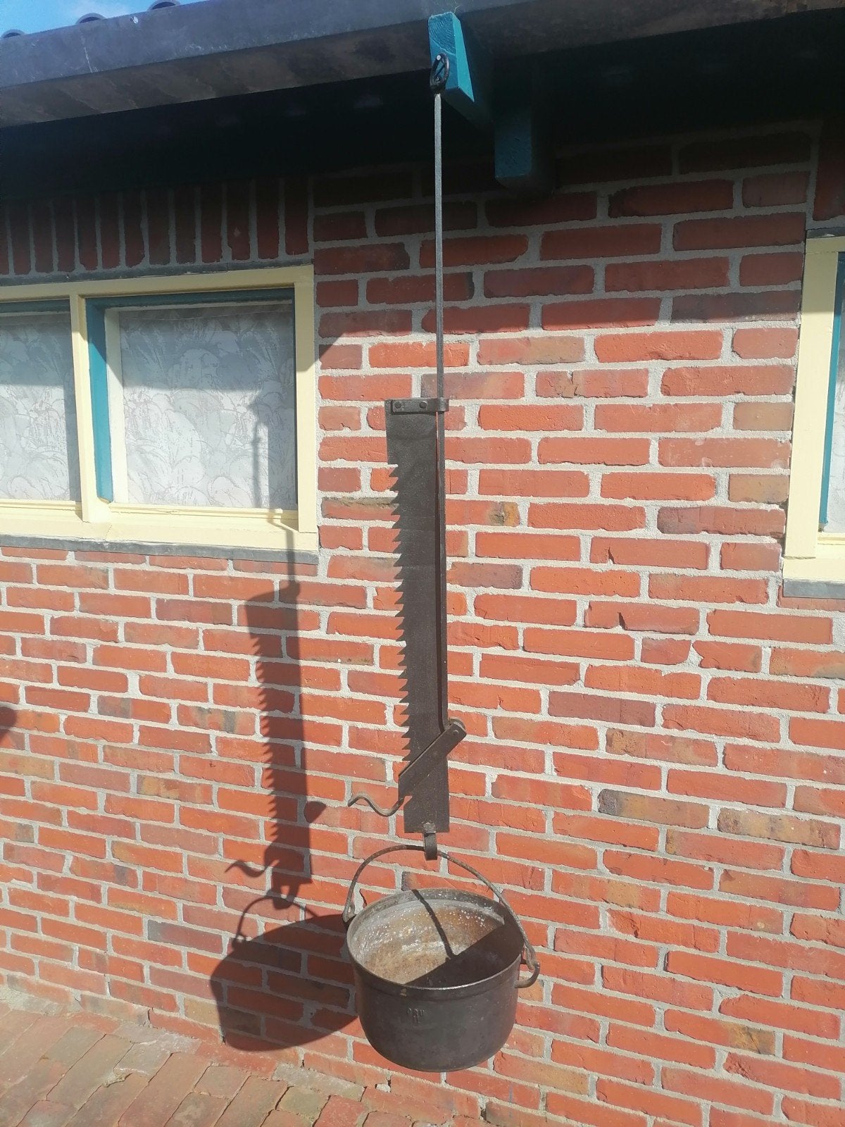Smeedijzeren haardijzer met gietijzeren kookpot, Antiek en Kunst, Ophalen