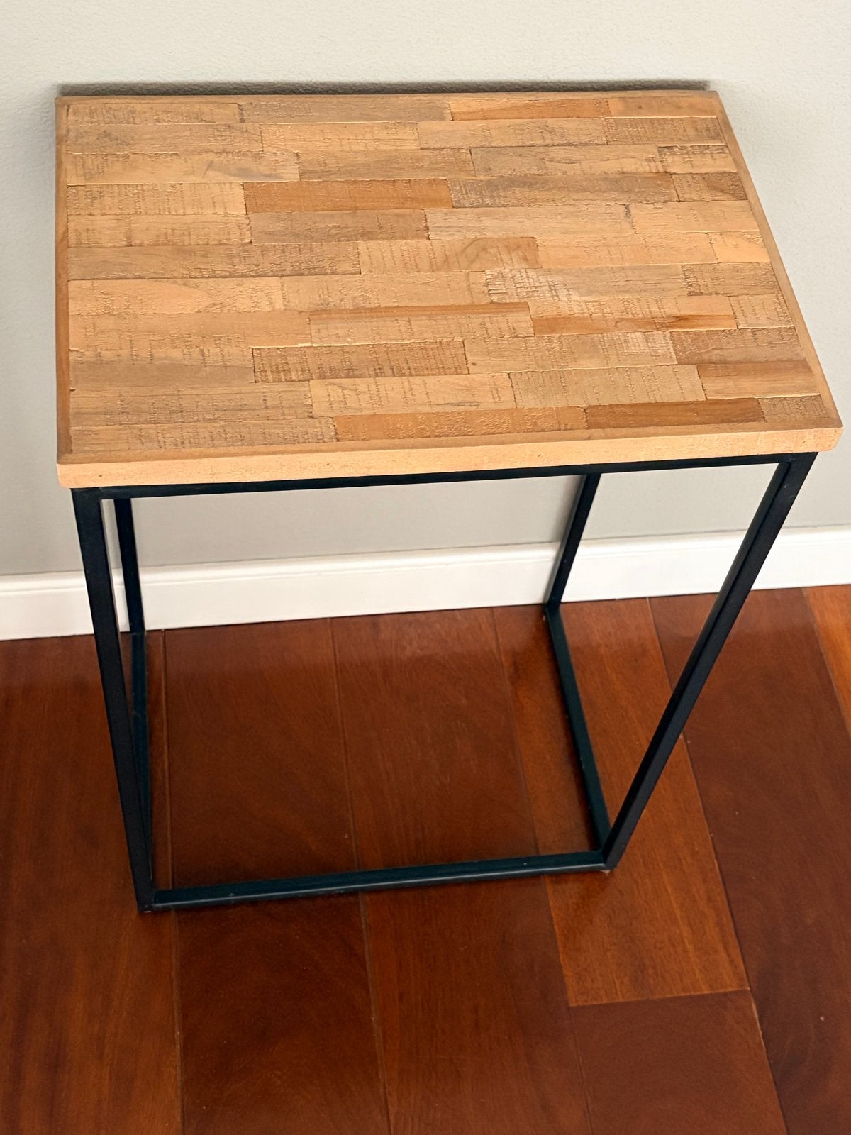 Bijzettafel met houten blad en metalen frame, Minder dan 55 cm, Zo goed als nieuw, Rechthoekig, Hout