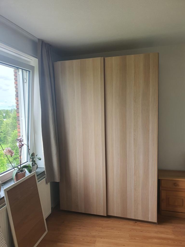 Keurige Ikea kledingkast met 2 schuifdeuren, Ophalen, 100 tot 150 cm, Zo goed als nieuw, 150 tot 200 cm