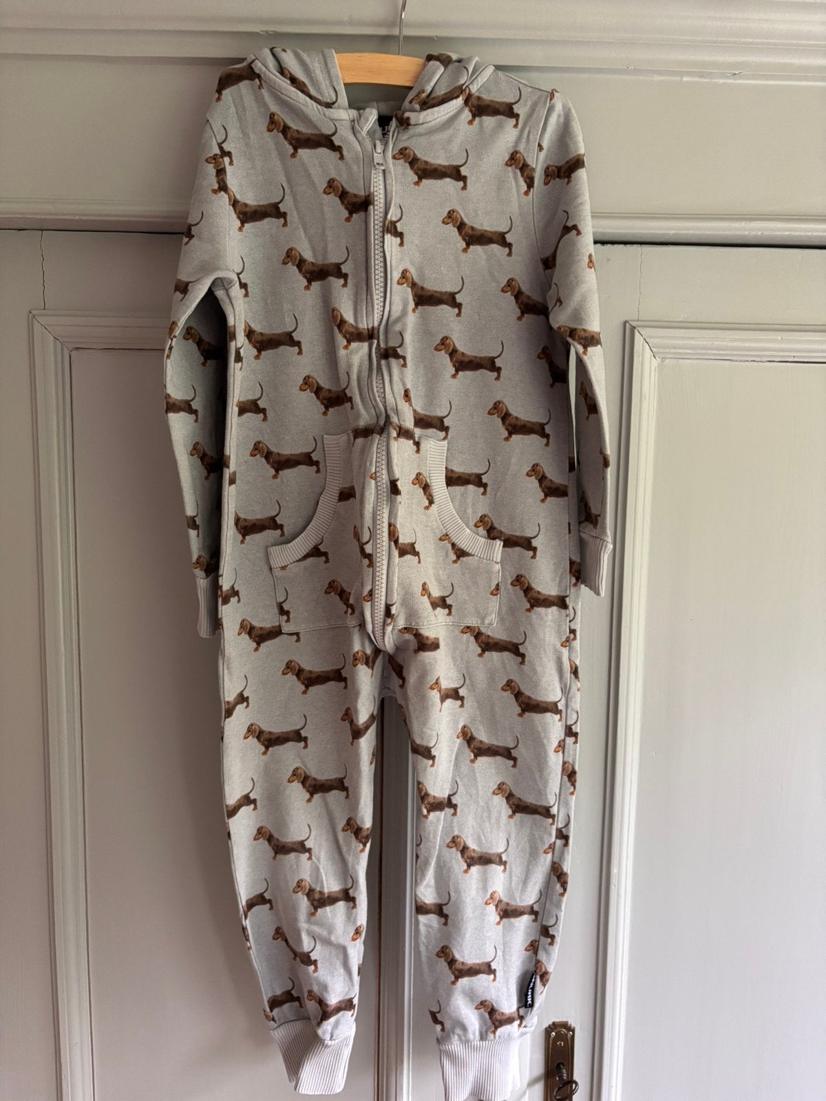 SNURK onesie pyjama teckel – Maat 104 – mooie staat, Ophalen of Verzenden, Jongen of Meisje, Nacht- of Onderkleding