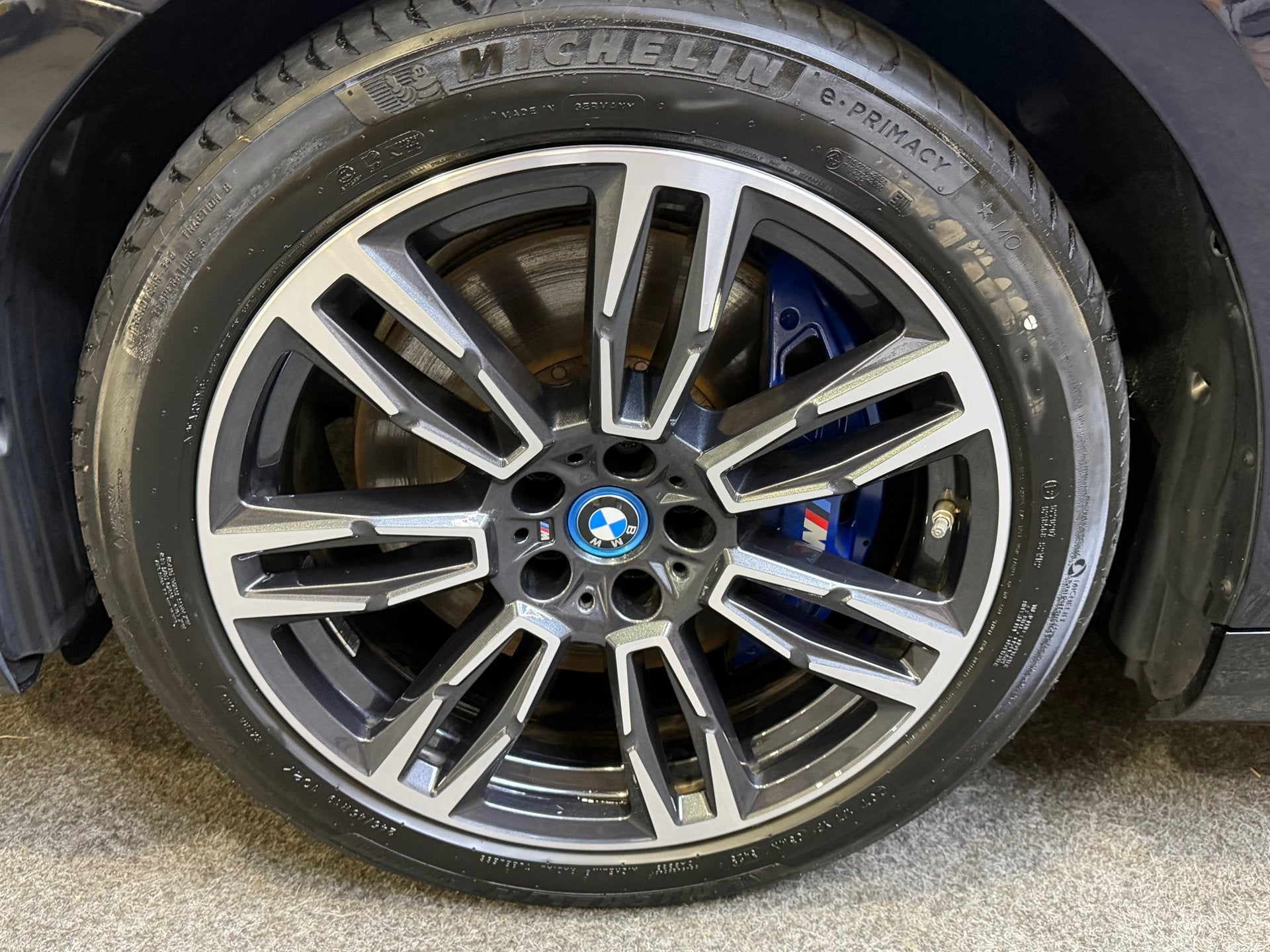 BMW I5 EDrive40 84 kWh Pro B&W M-Sport Pano iconic grill LED, Auto's, Automaat, Dealer onderhouden, Achterwielaandrijving, Gebruikt